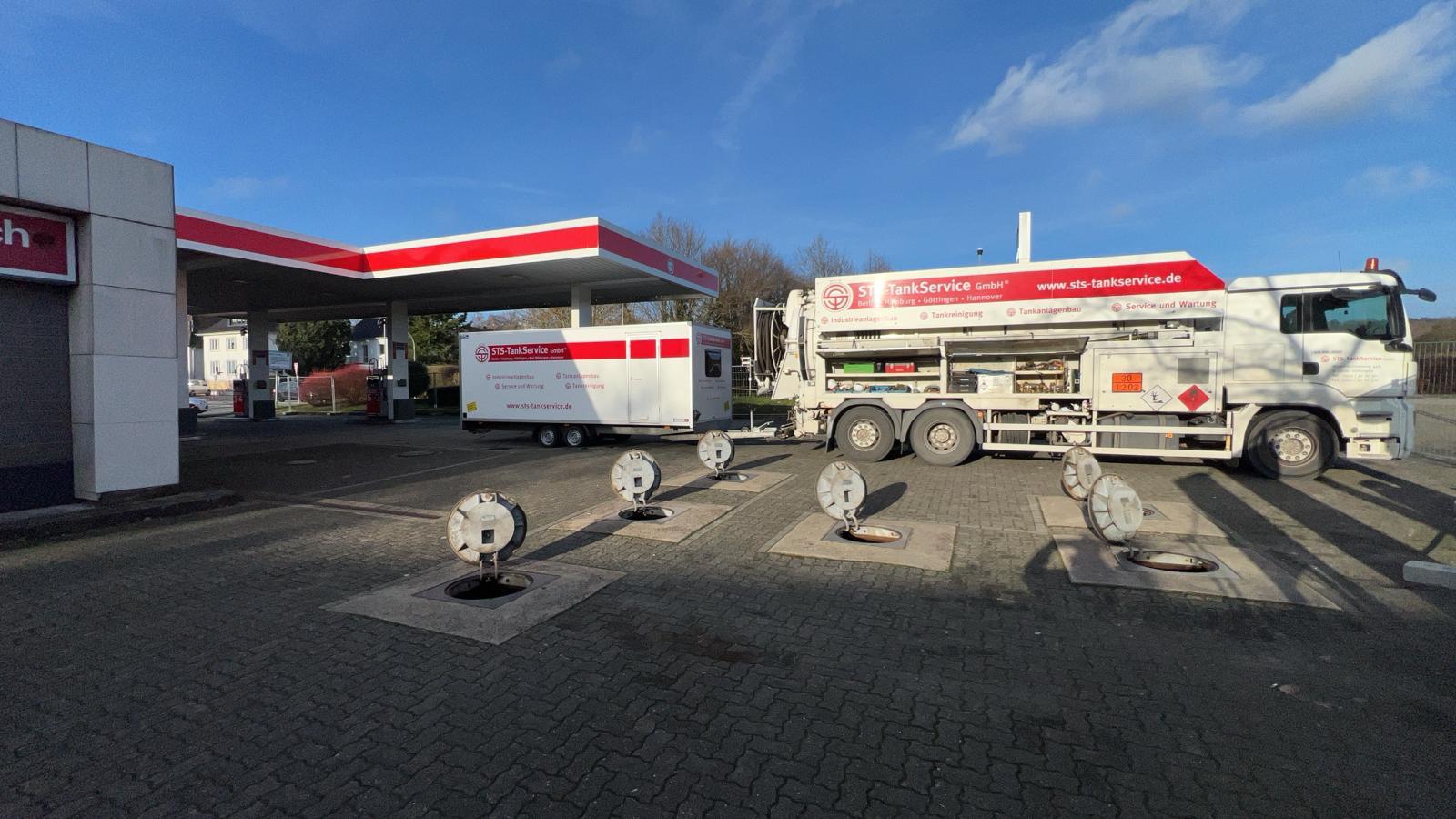 Tankreinigungsarbeiten an einer &ouml;ffentlichen Tankstelle