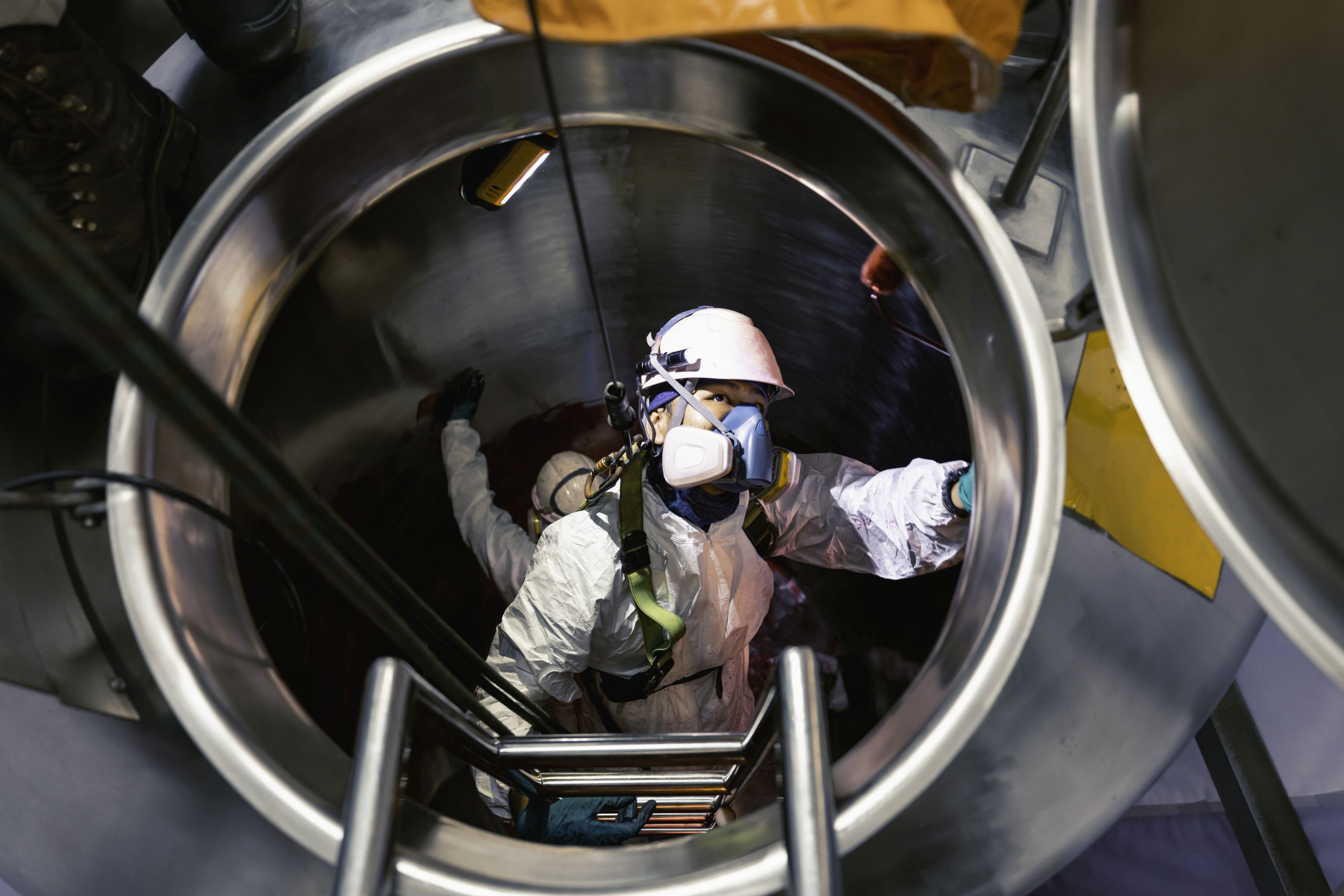 Mann beim Tankeinstieg